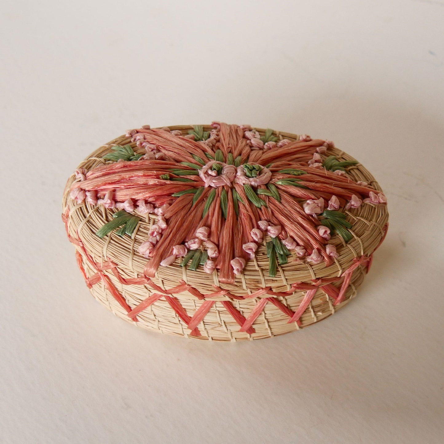 Vintage Pink Floral Raffia Straw Oval Storage Basket, Boho Basket Storage, Raffia Basket Storage Raffia Jewelry Box, Pink Floral Raffia Basket with Lid, Boho Basket Decor