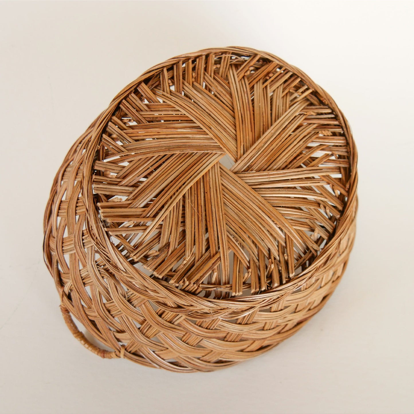 Vintage Round Rattan WIcker Basket with Handles, VIntage Farmhouse Basket Storage, Vintage Cottagecore Basket Decor, Vintage Cottage Basket Decor, Vintage Rattan Basket with Handles