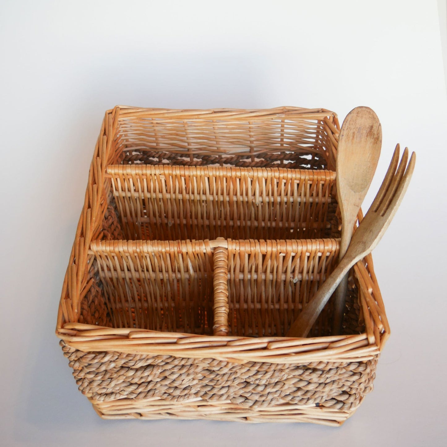 Rattan Wicker Silverware Caddy, Wicker Utensil Holder Vintage Farmhouse Dining Farmhouse Entertaining Decor Wicker Entertaining Decor