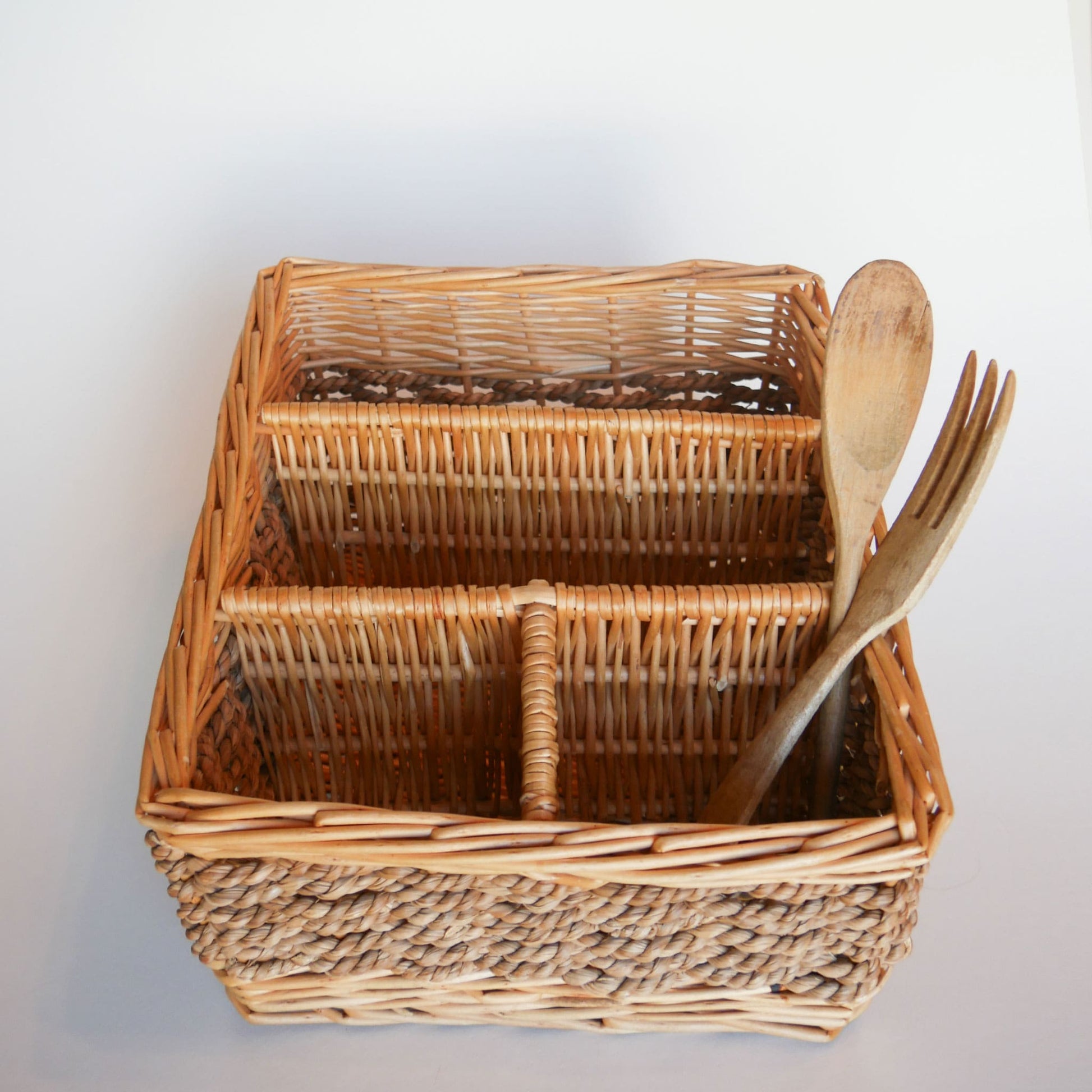 Rattan Wicker Silverware Caddy, Wicker Utensil Holder Vintage Farmhouse Dining Farmhouse Entertaining Decor Wicker Entertaining Decor