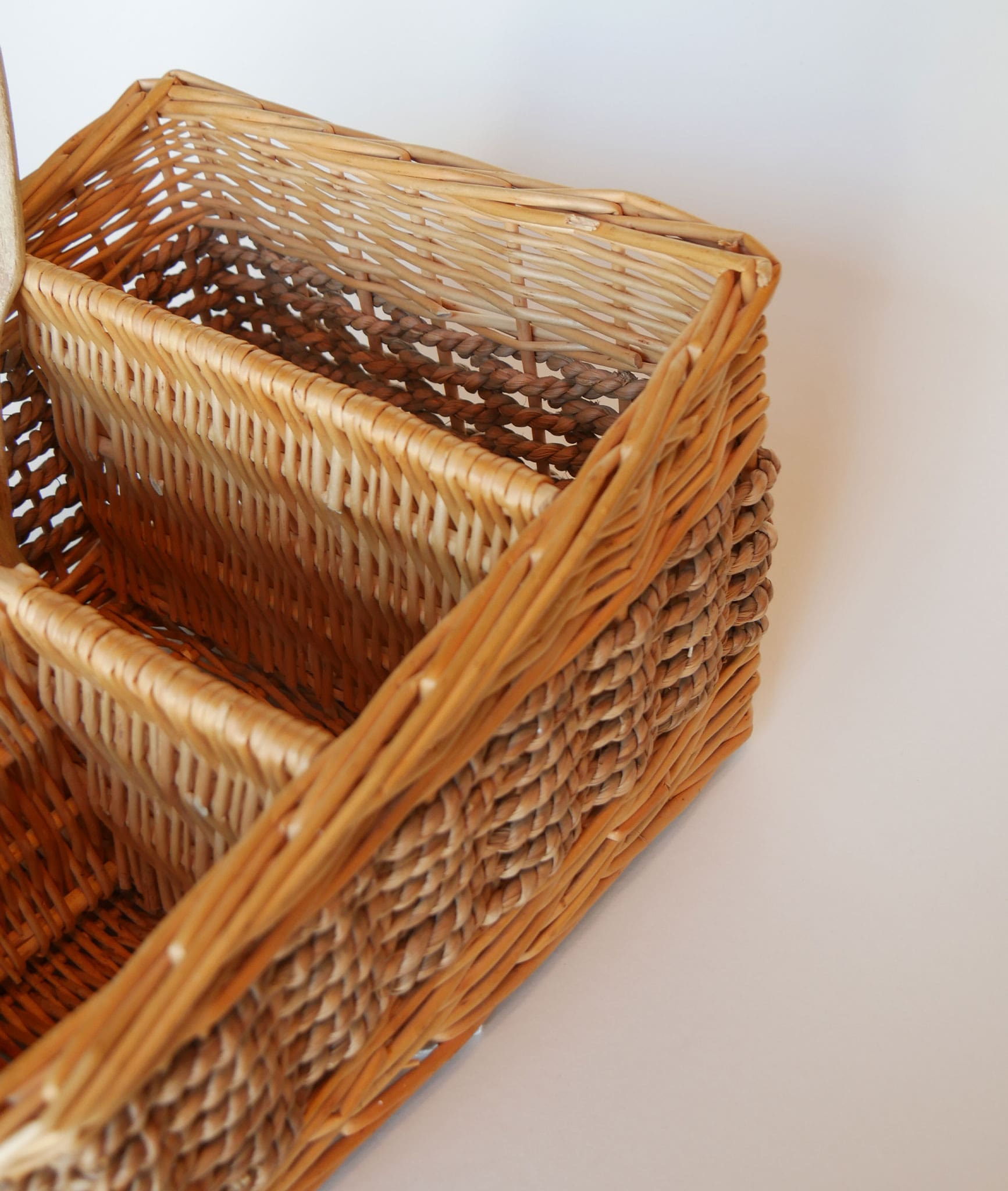 Rattan Wicker Silverware Caddy, Wicker Utensil Holder Vintage Farmhouse Dining Farmhouse Entertaining Decor Wicker Entertaining Decor