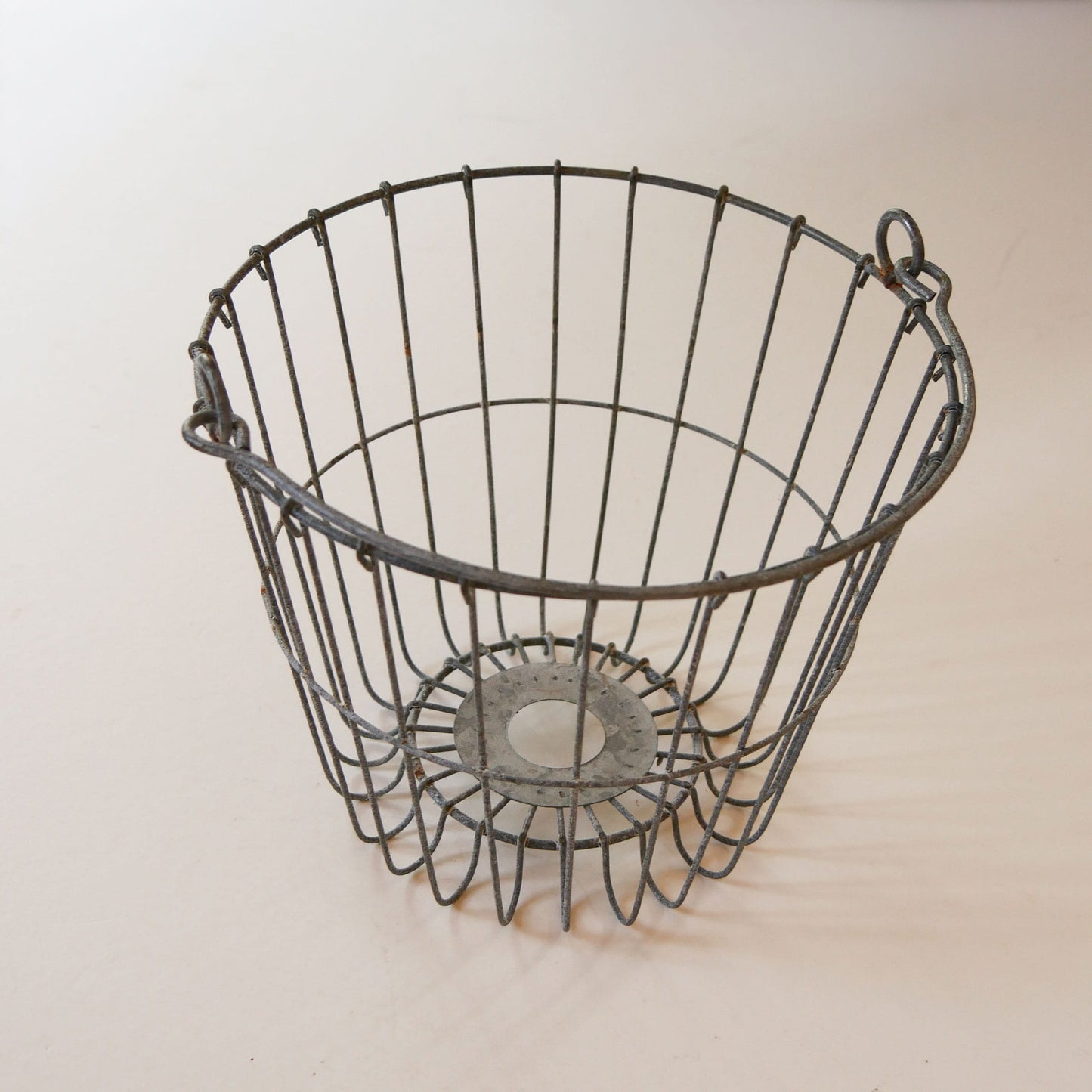 Vintage Rustic Wire Basket with Handle, Primitive Wire Basket, Vintage Wire Basket, Egg Gathering Basket, Vintage Egg Basket, Vintage Wire Basket, Farmhouse Basket, Vintage Farmhouse Decor, Vintage Farmhouse Kitchen