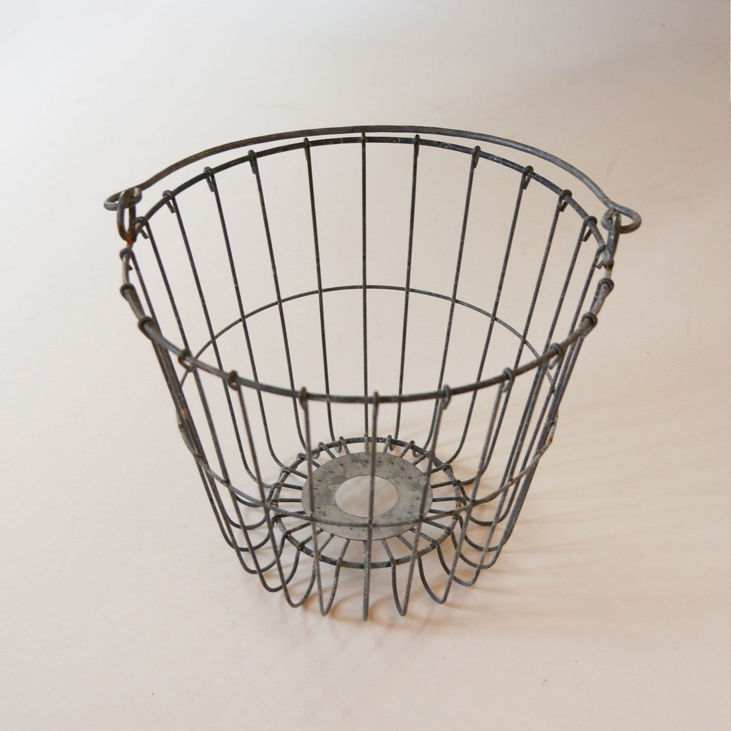 Vintage Rustic Wire Basket with Handle, Primitive Wire Basket, Vintage Wire Basket, Egg Gathering Basket, Vintage Egg Basket, Vintage Wire Basket, Farmhouse Basket, Vintage Farmhouse Decor, Vintage Farmhouse Kitchen