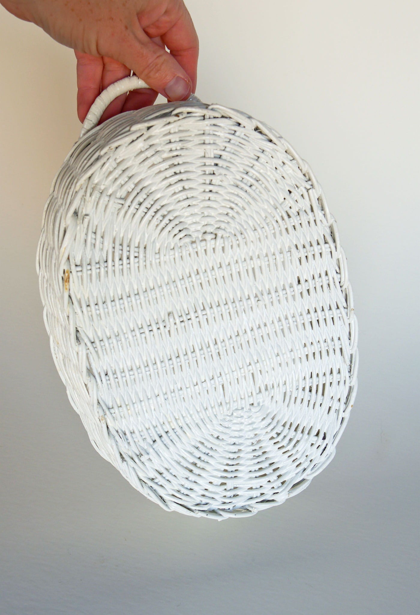 Vintage White Painted Rattan Wicker Oval Basket, Painted Basket tray, Vintage White Basket Tray, Vitnage Handled White Basket, White Oval Basket tray, Vintage WIcker Basket