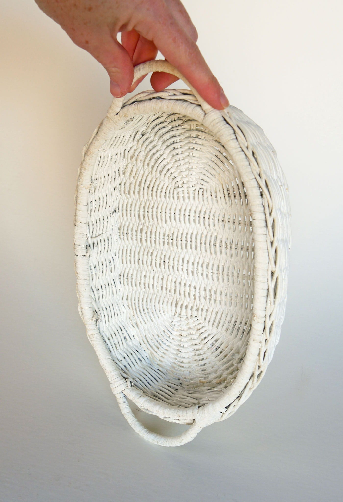 Vintage White Painted Rattan Wicker Oval Basket, Painted Basket tray, Vintage White Basket Tray, Vitnage Handled White Basket, White Oval Basket tray, Vintage WIcker Basket