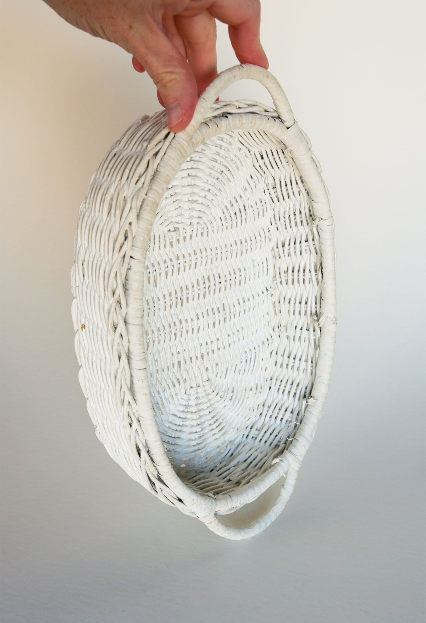 Vintage White Painted Rattan Wicker Oval Basket, Painted Basket tray, Vintage White Basket Tray, Vitnage Handled White Basket, White Oval Basket tray, Vintage WIcker Basket