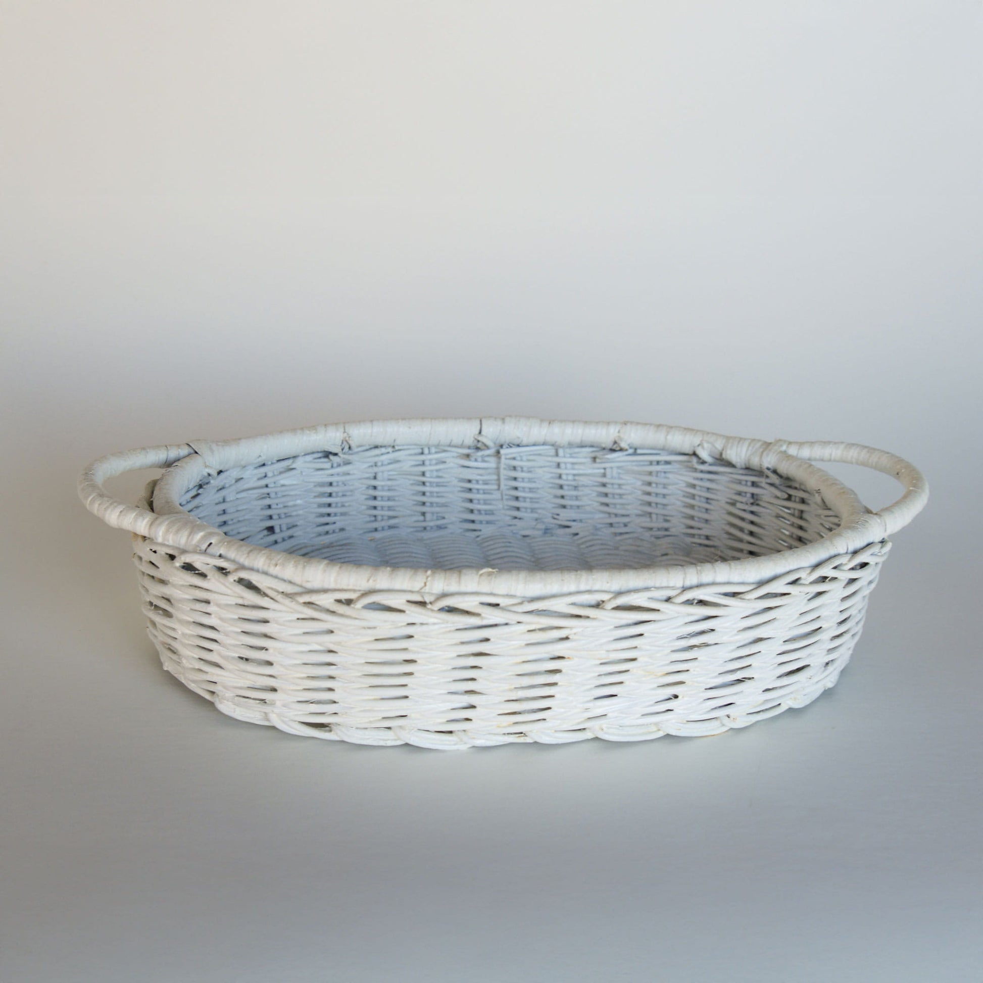 Vintage White Painted Rattan Wicker Oval Basket, Painted Basket tray, Vintage White Basket Tray, Vitnage Handled White Basket, White Oval Basket tray, Vintage WIcker Basket