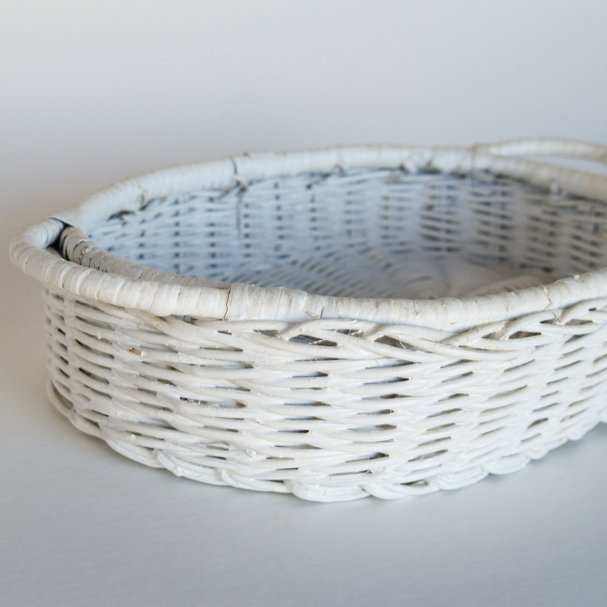 Vintage White Painted Rattan Wicker Oval Basket, Painted Basket tray, Vintage White Basket Tray, Vitnage Handled White Basket, White Oval Basket tray, Vintage WIcker Basket