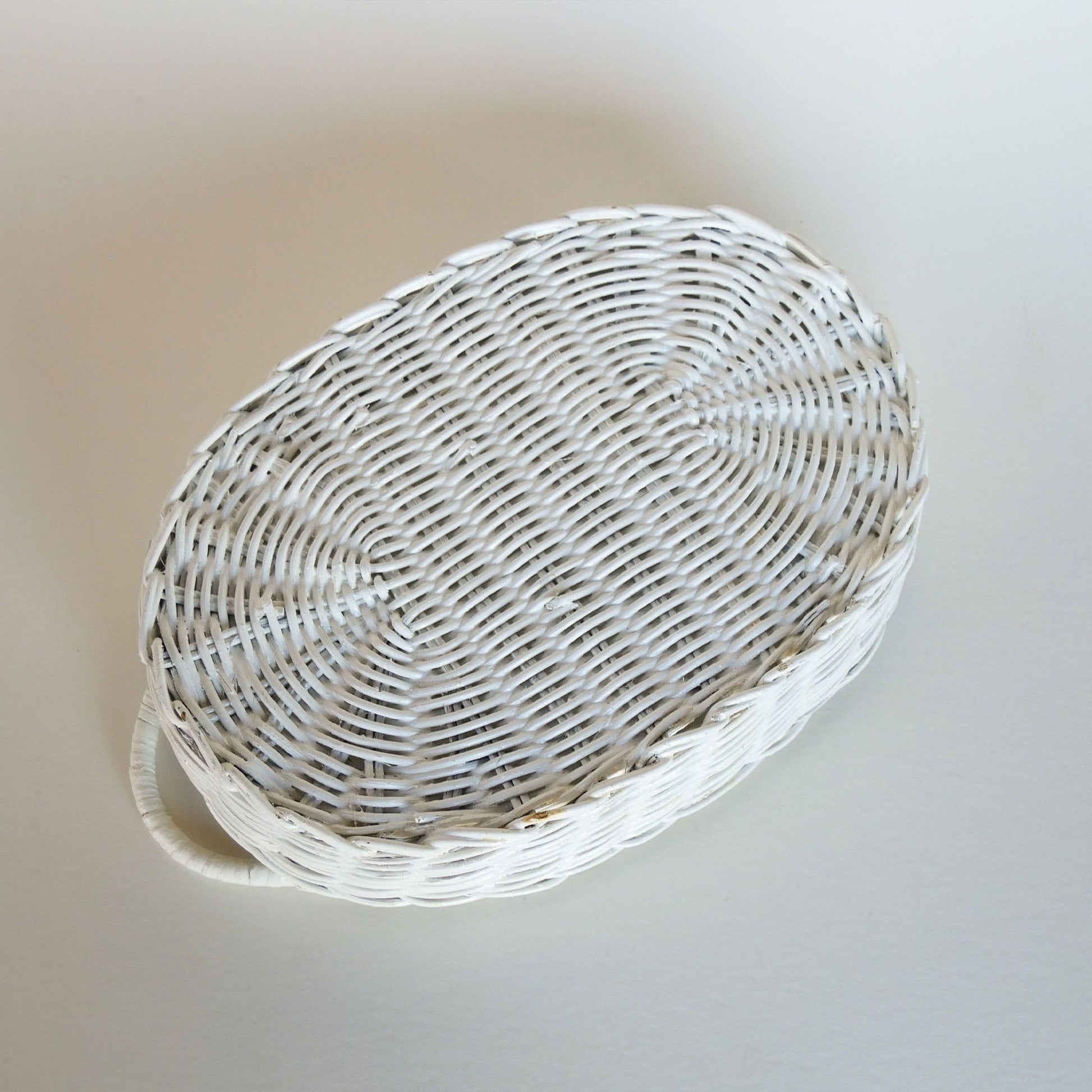 Vintage White Painted Rattan Wicker Oval Basket, Painted Basket tray, Vintage White Basket Tray, Vitnage Handled White Basket, White Oval Basket tray, Vintage WIcker Basket