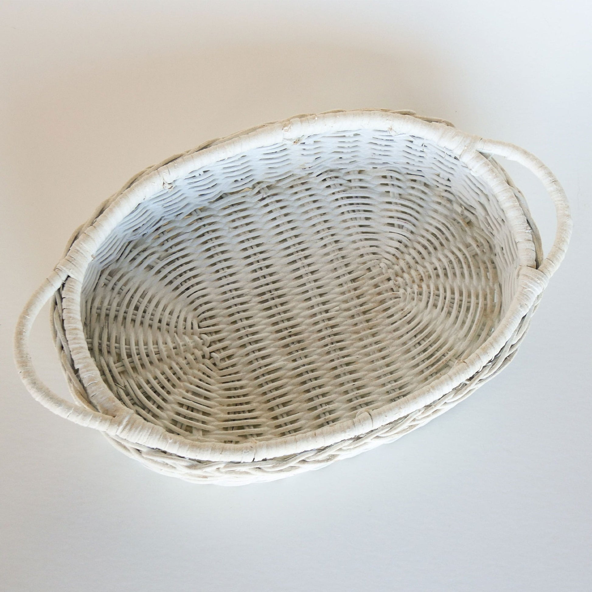 Vintage White Painted Rattan Wicker Oval Basket, Painted Basket tray, Vintage White Basket Tray, Vitnage Handled White Basket, White Oval Basket tray, Vintage WIcker Basket