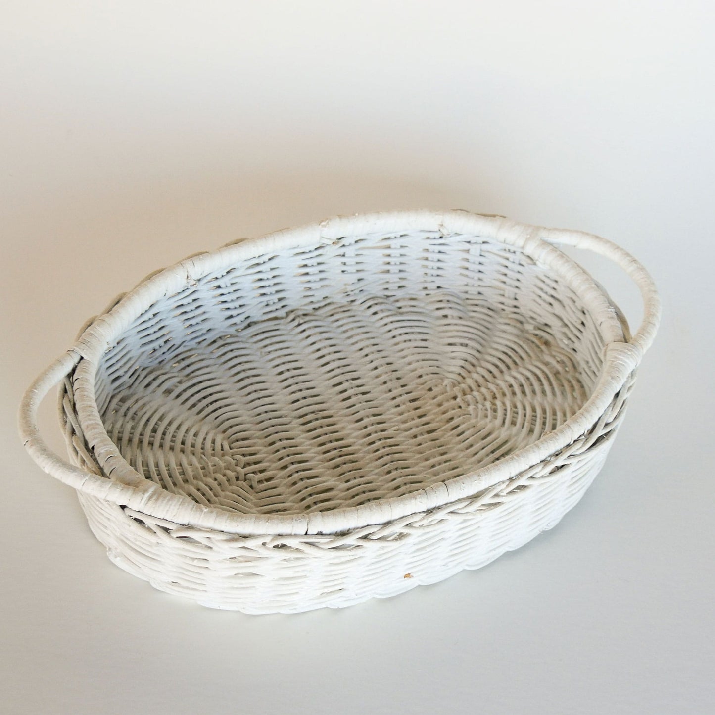 Vintage White Painted Rattan Wicker Oval Basket, Painted Basket tray, Vintage White Basket Tray, Vitnage Handled White Basket, White Oval Basket tray, Vintage WIcker Basket