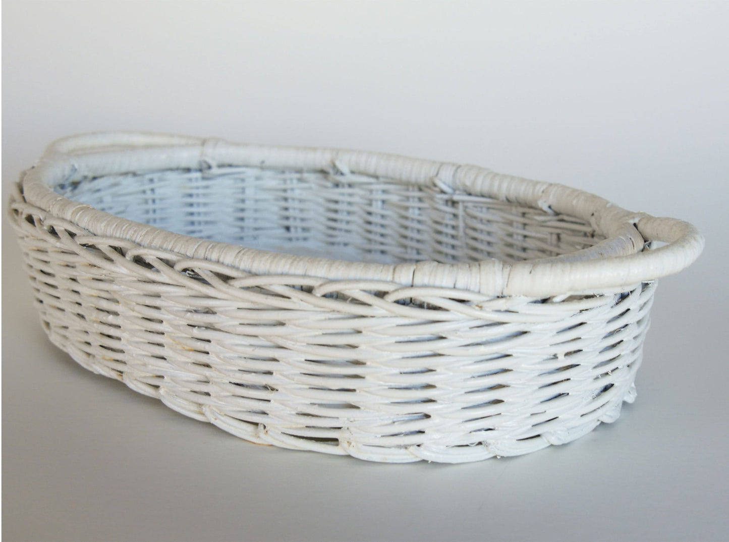 Vintage White Painted Rattan Wicker Oval Basket, Painted Basket tray, Vintage White Basket Tray, Vitnage Handled White Basket, White Oval Basket tray, Vintage WIcker Basket