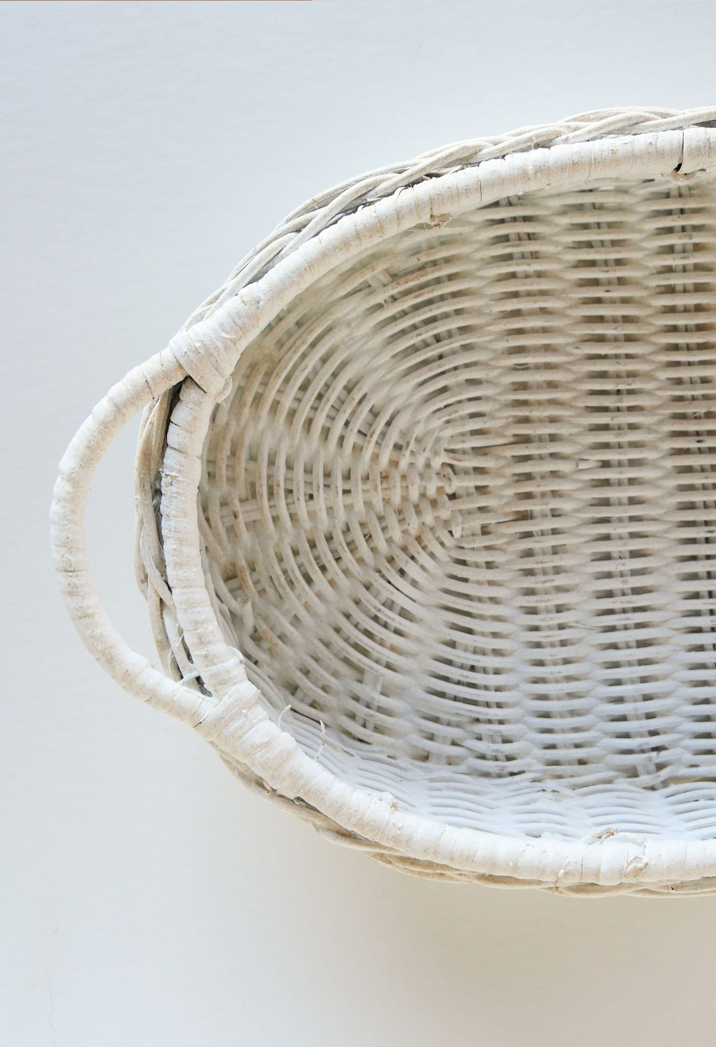 Vintage White Painted Rattan Wicker Oval Basket, Painted Basket tray, Vintage White Basket Tray, Vitnage Handled White Basket, White Oval Basket tray, Vintage WIcker Basket
