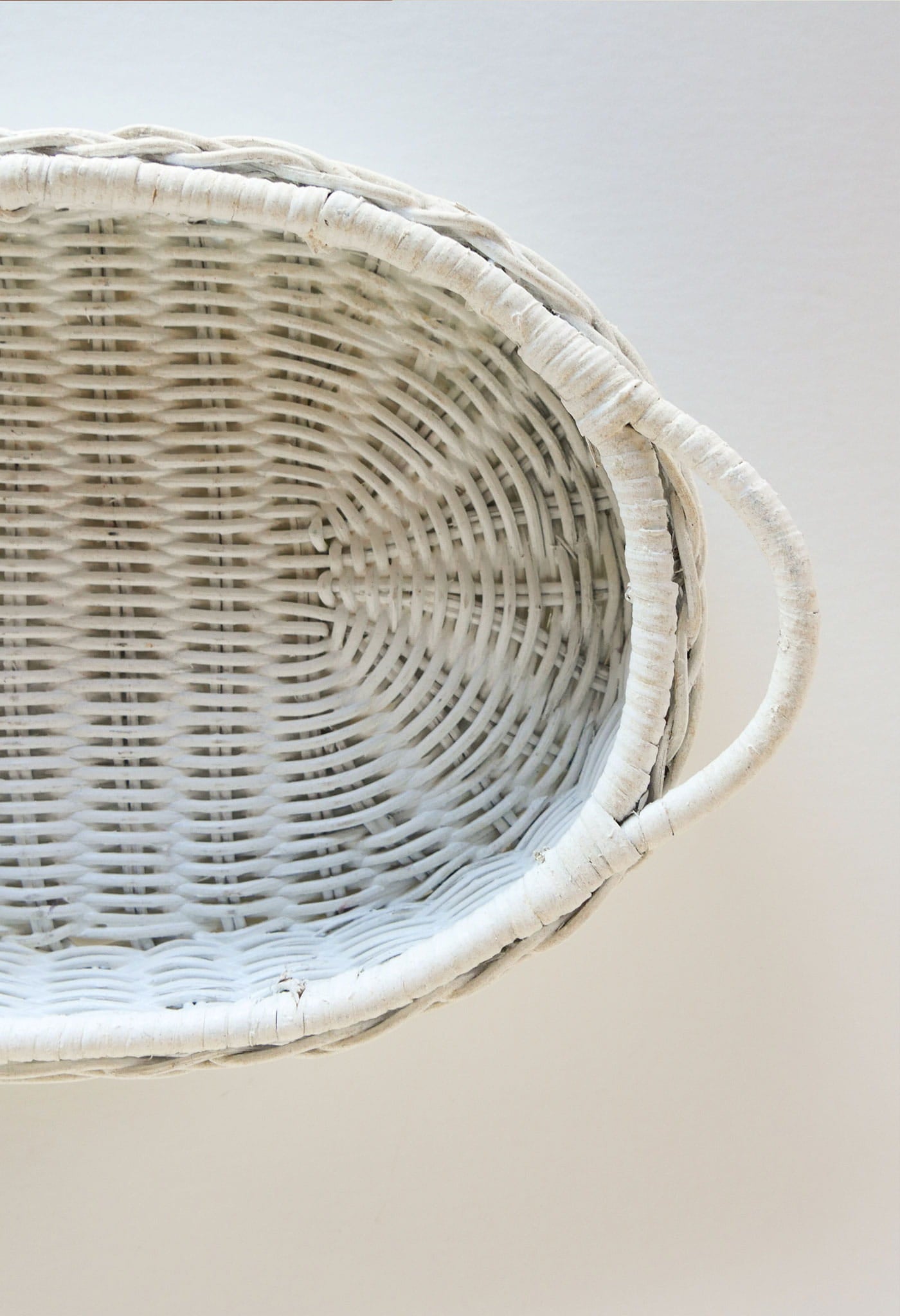 Vintage White Painted Rattan Wicker Oval Basket, Painted Basket tray, Vintage White Basket Tray, Vitnage Handled White Basket, White Oval Basket tray, Vintage WIcker Basket