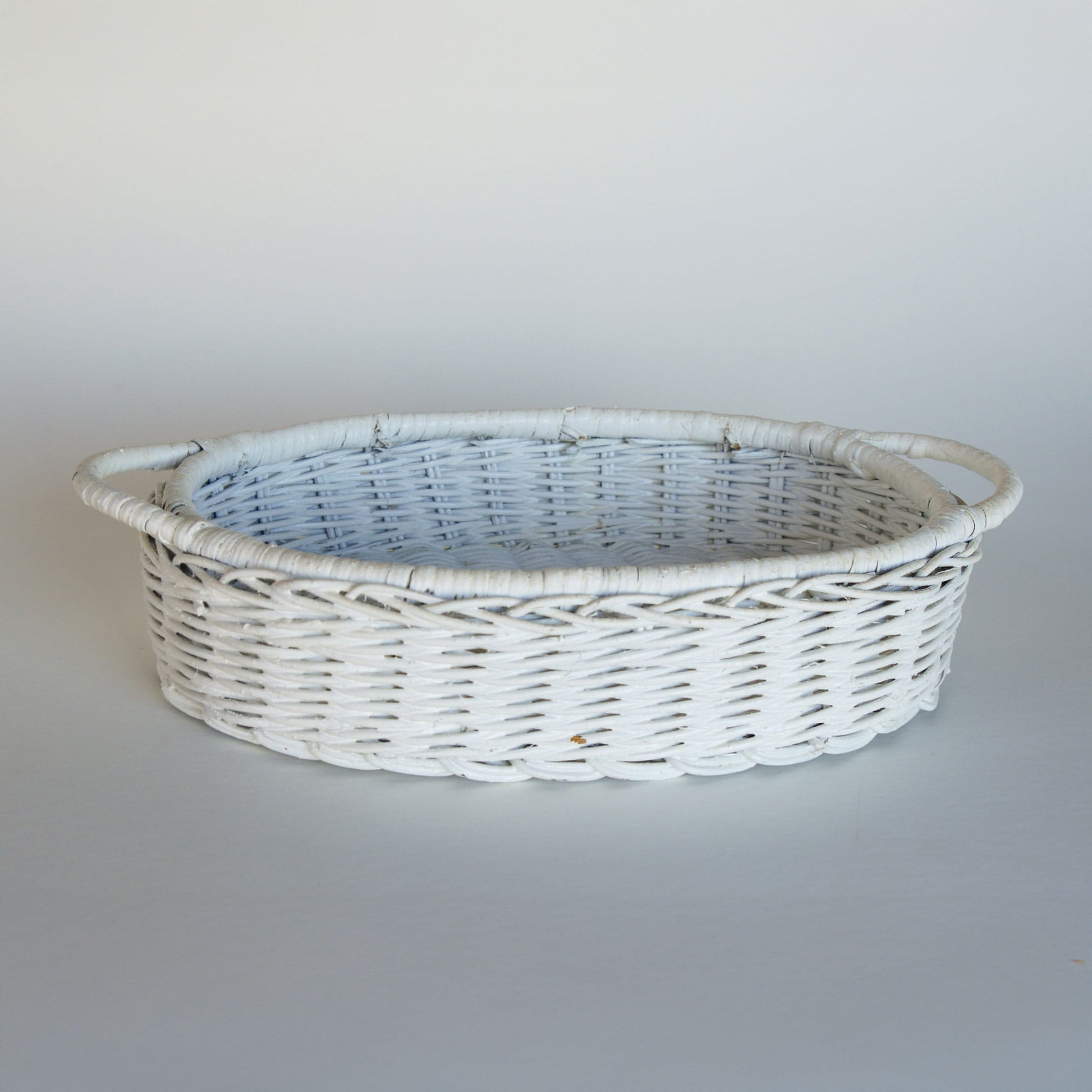 Vintage White Painted Rattan Wicker Oval Basket, Painted Basket tray, Vintage White Basket Tray, Vitnage Handled White Basket, White Oval Basket tray, Vintage WIcker Basket