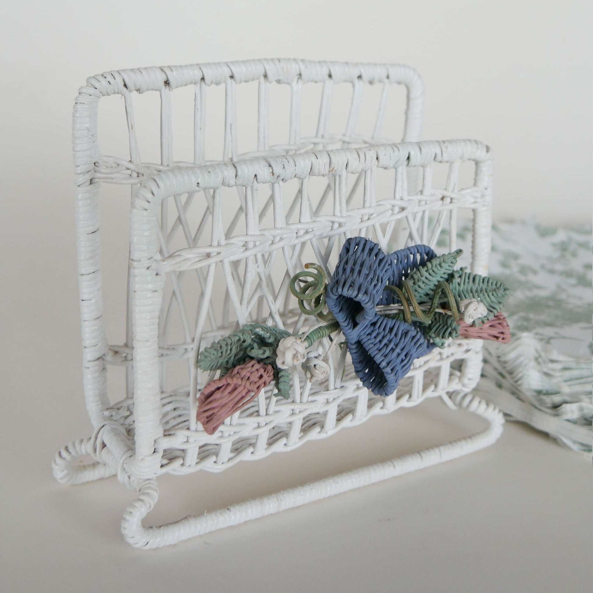 Vintage White Wicker Napkin Holder, Vintage Wicker Napkin Holder, Vintage Napkin Holder, Vintage Cottagecore Decor