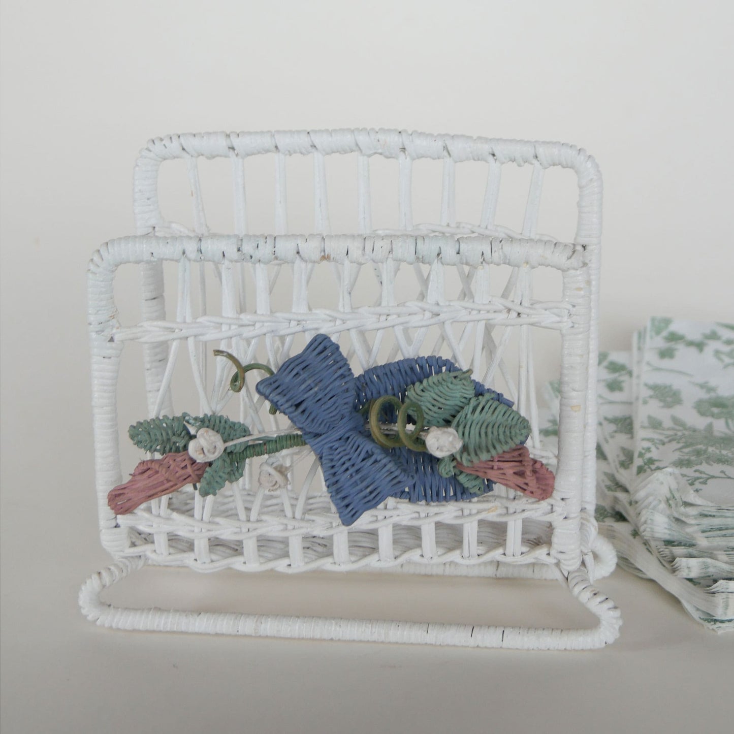 Vintage White Wicker Napkin Holder, Vintage Wicker Napkin Holder, Vintage Napkin Holder, Vintage Cottagecore Decor