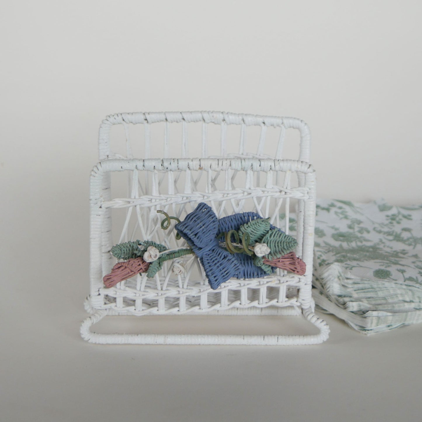 Vintage White Wicker Napkin Holder, Vintage Wicker Napkin Holder, Vintage Napkin Holder, Vintage Cottagecore Decor