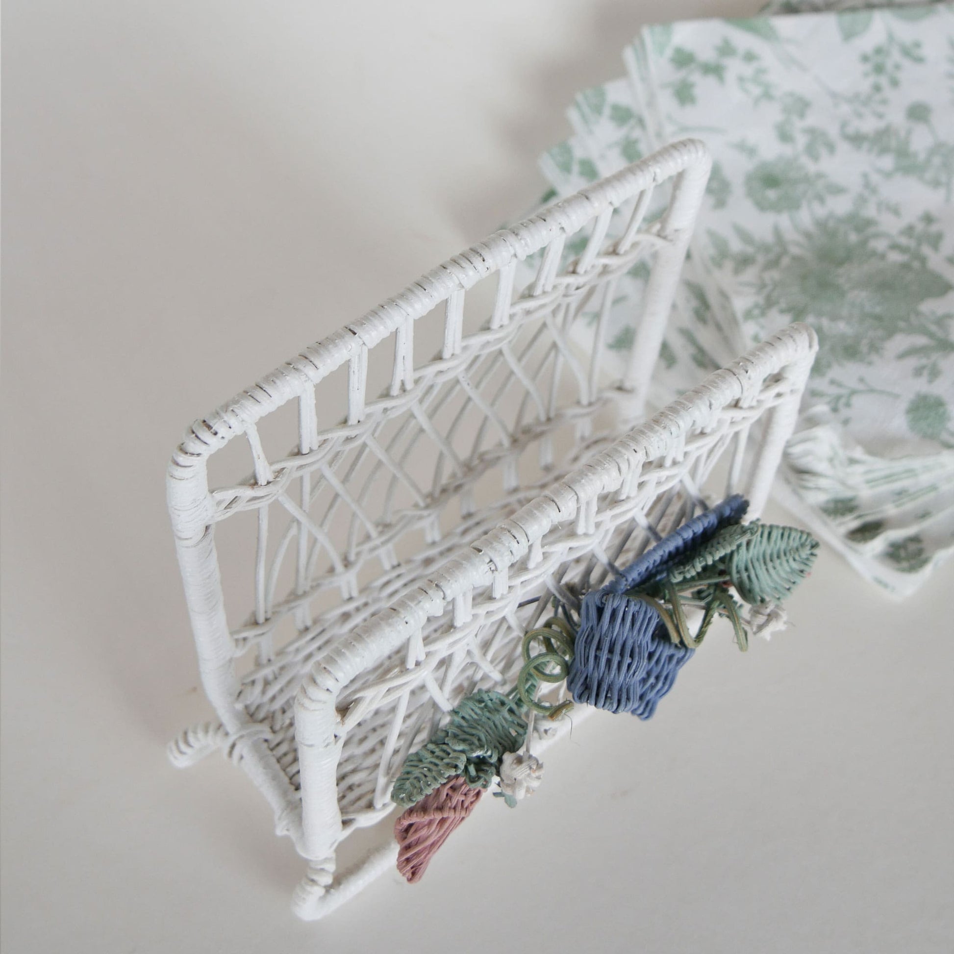Vintage White Wicker Napkin Holder, Vintage Wicker Napkin Holder, Vintage Napkin Holder, Vintage Cottagecore Decor