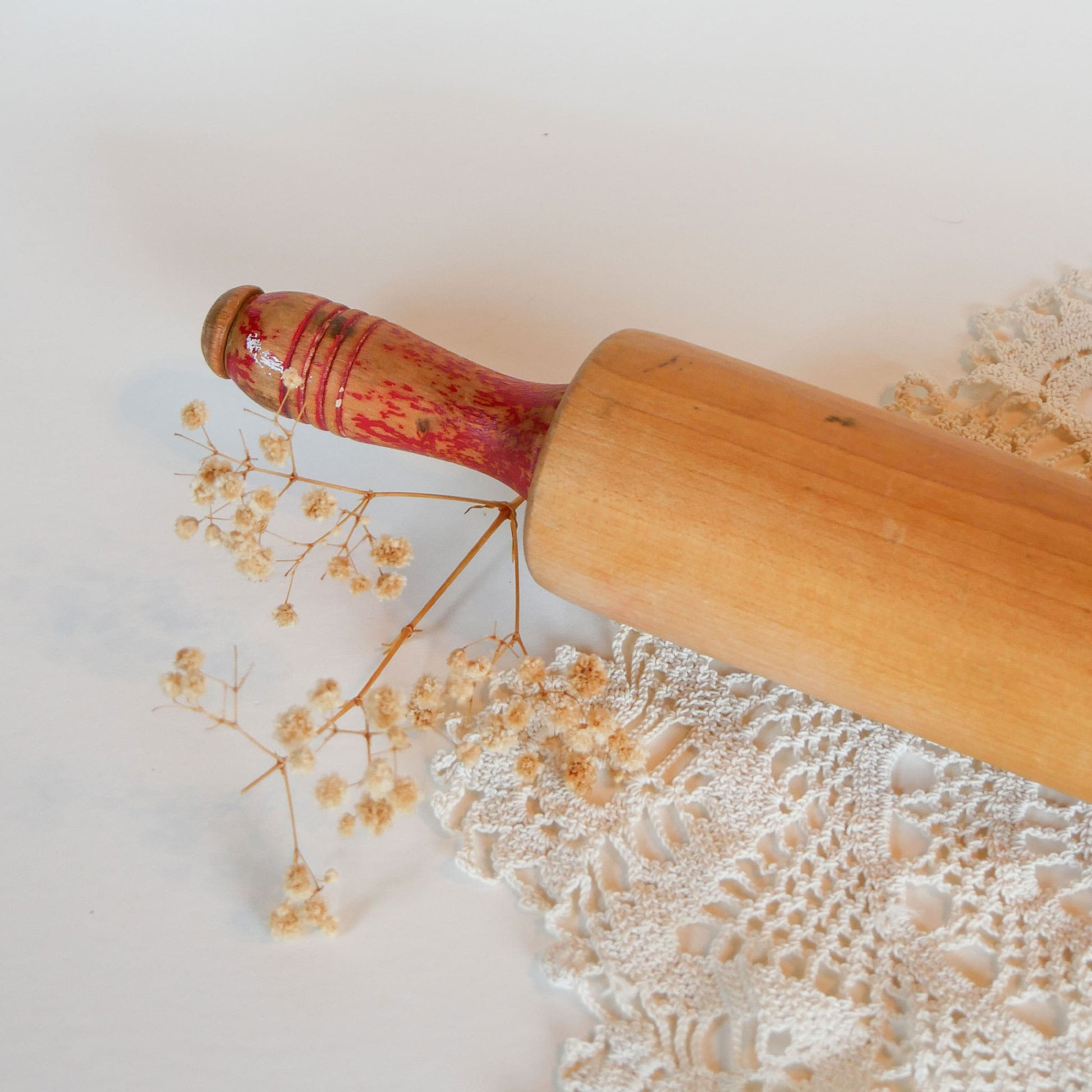 Vintage 18in Wooden Rolling Pin with Chippy Red Handles Vintage Farmhouse Rolling Pin Vintage Farmhouse Kitchen Decor Vintage Kitchen Decor