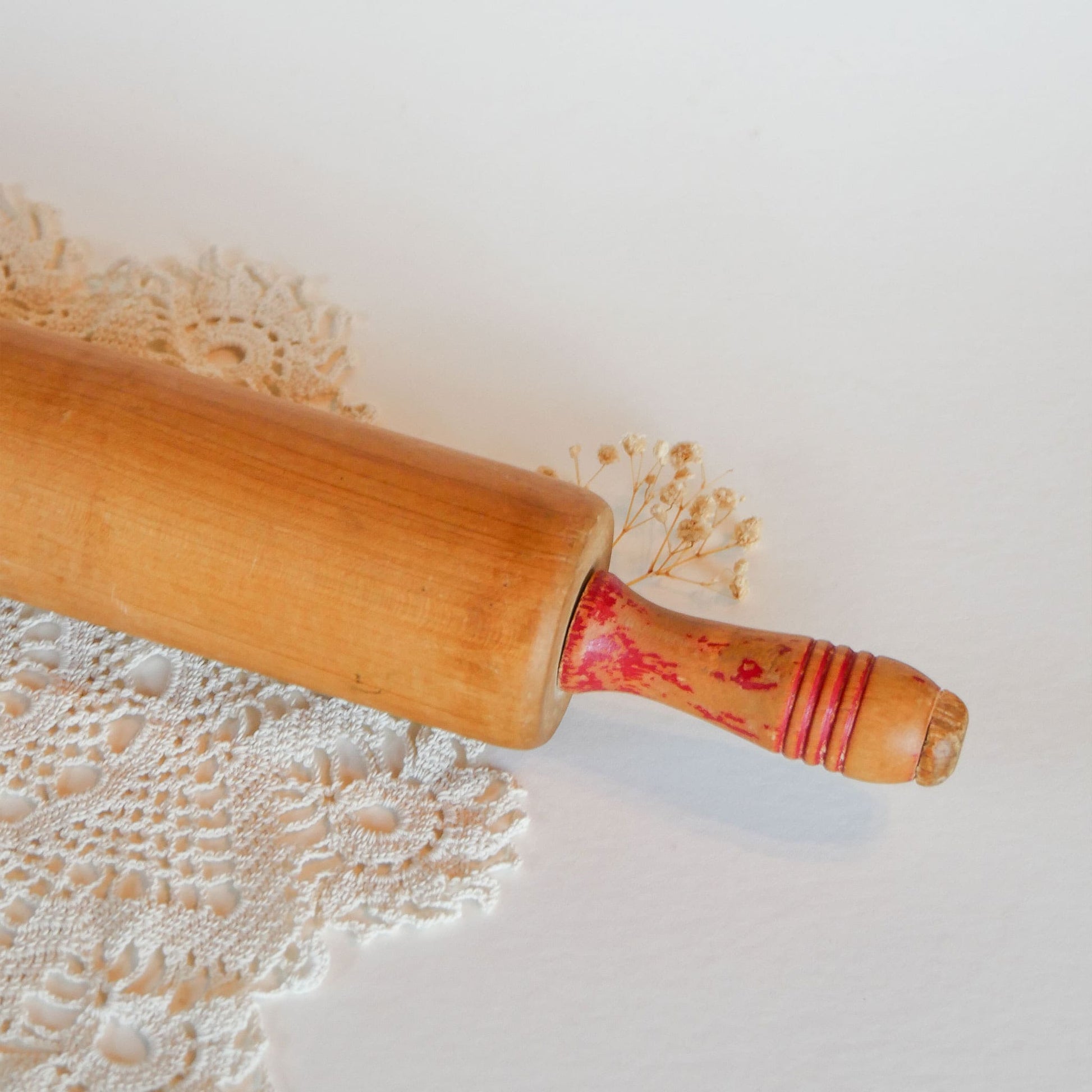Vintage 18in Wooden Rolling Pin with Chippy Red Handles Vintage Farmhouse Rolling Pin Vintage Farmhouse Kitchen Decor Vintage Kitchen Decor
