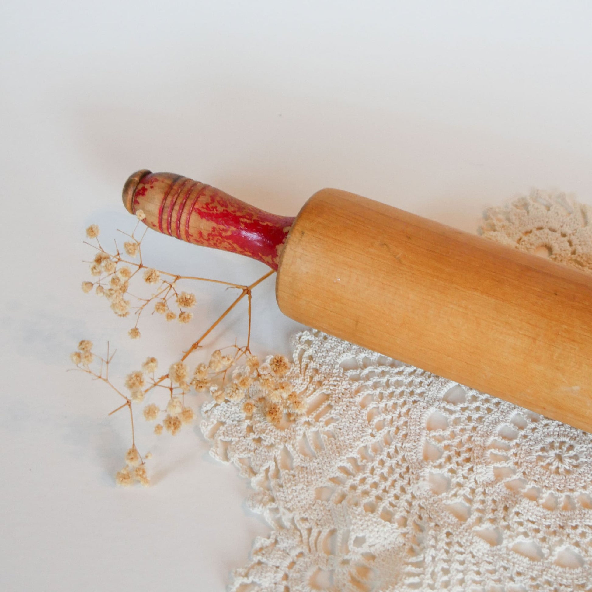Vintage 18in Wooden Rolling Pin with Chippy Red Handles Vintage Farmhouse Rolling Pin Vintage Farmhouse Kitchen Decor Vintage Kitchen Decor