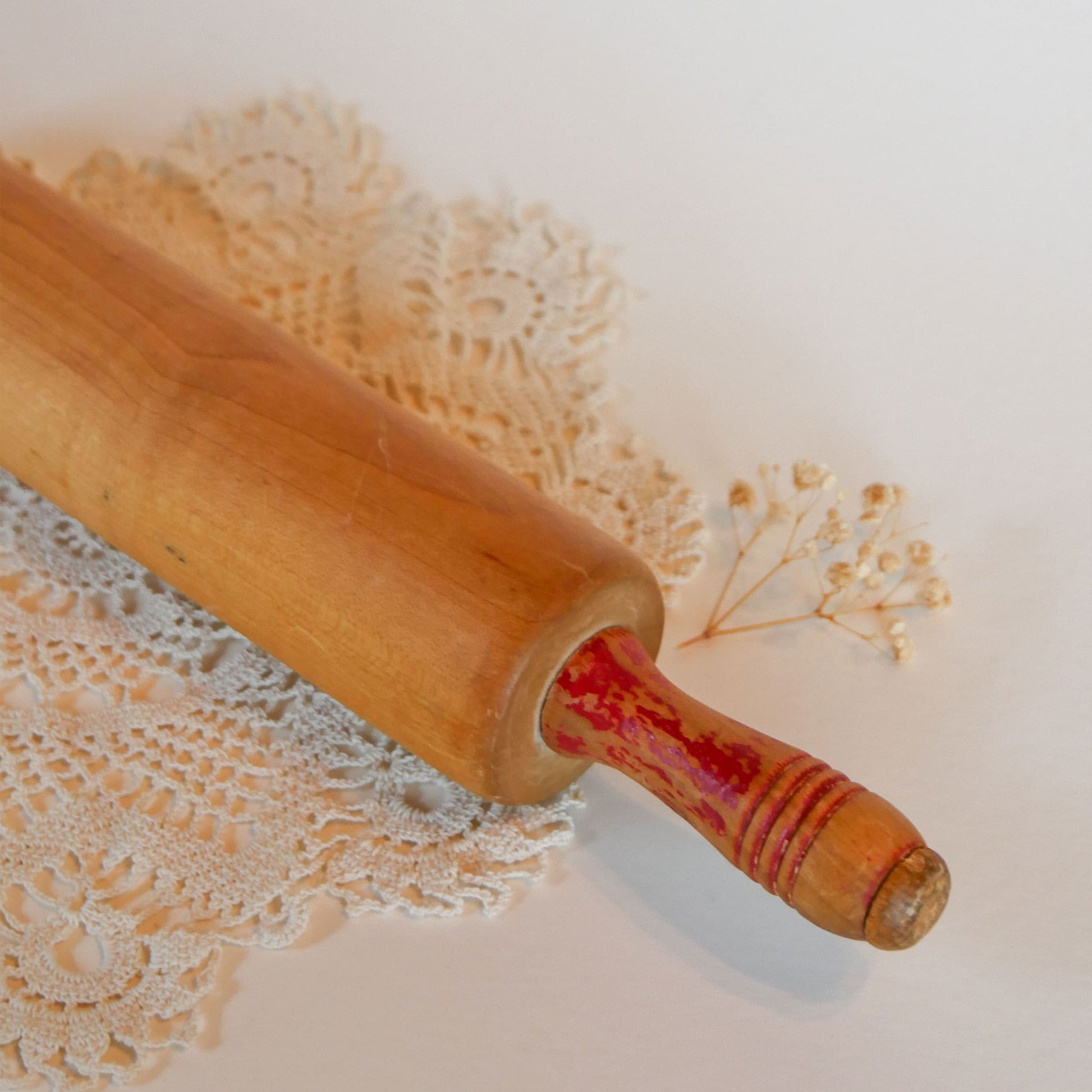 Vintage 18in Wooden Rolling Pin with Chippy Red Handles Vintage Farmhouse Rolling Pin Vintage Farmhouse Kitchen Decor Vintage Kitchen Decor