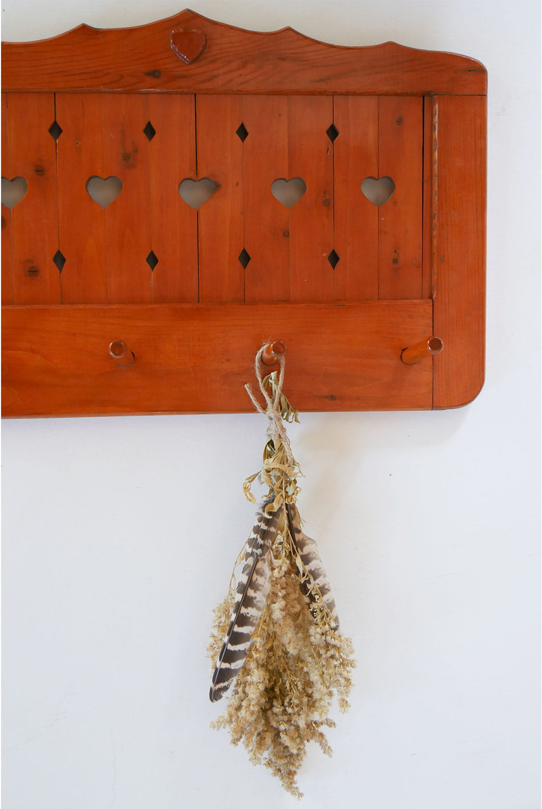 Vintage Wood Peg Rack Heart Cutout, Vintage Cottagecore Peg Rack, Vintage Heart SHape Wall Rack, Vintage Peg Hook Wall Decor