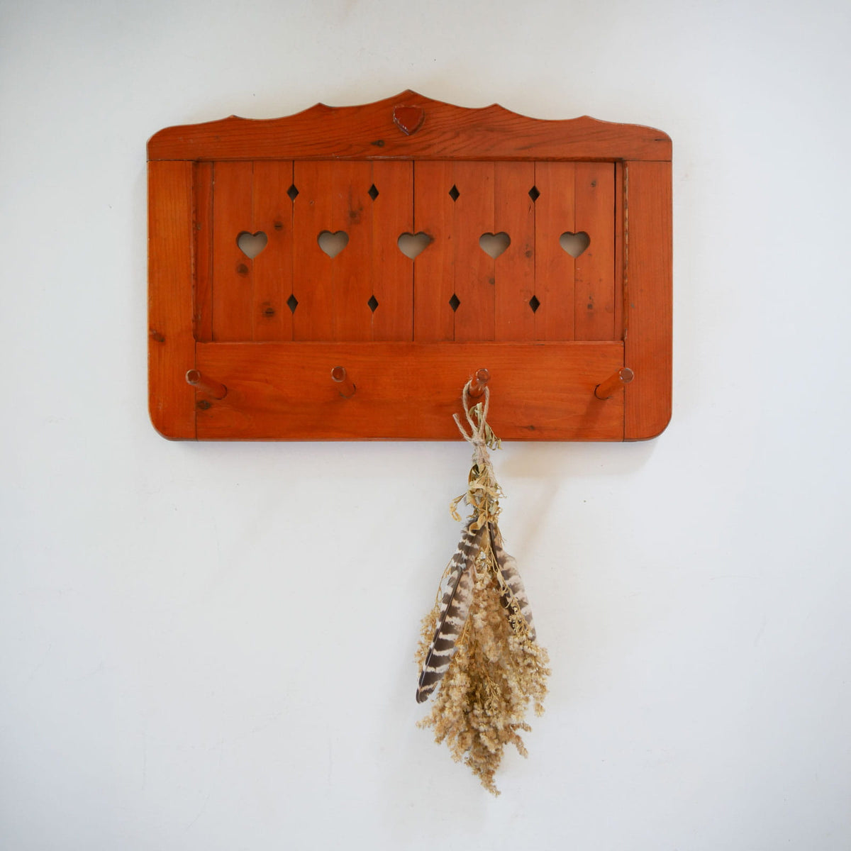 Vintage Wood Peg Rack Heart Cutout, Vintage Cottagecore Peg Rack, Vintage Heart SHape Wall Rack, Vintage Peg Hook Wall Decor
